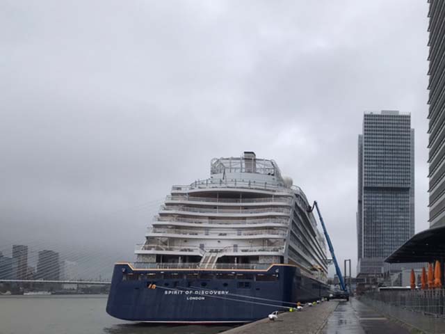 ms Spirit of Discovery van Saga Cruises aan de Cruise Terminal Rotterdam